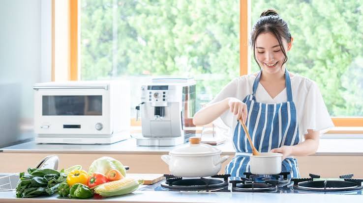 キッチンで料理をする女性